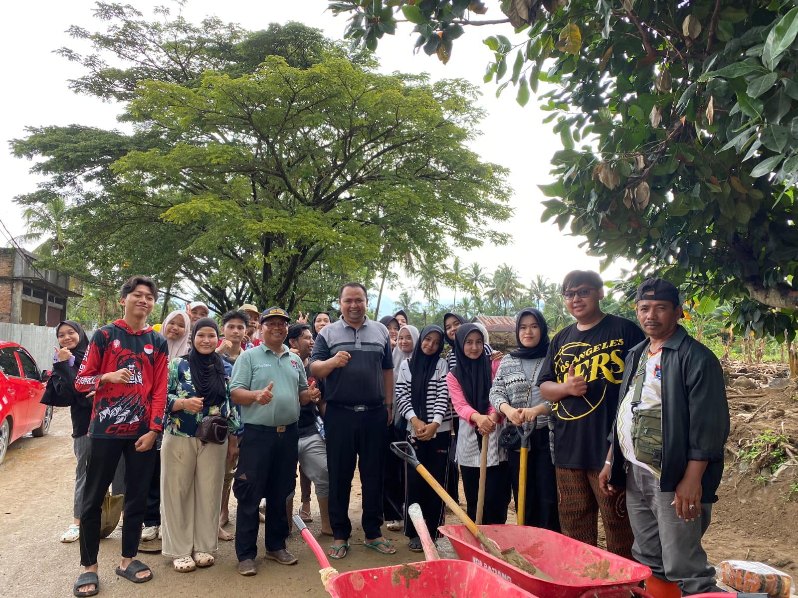 Tim Kelompok 8 KKN Kebencanaan Cupaktangah bersama Bapak Lurah Cupaktangah dan Anggota DPRD Sumbar di Saluran Irigasi Gunung Nago.