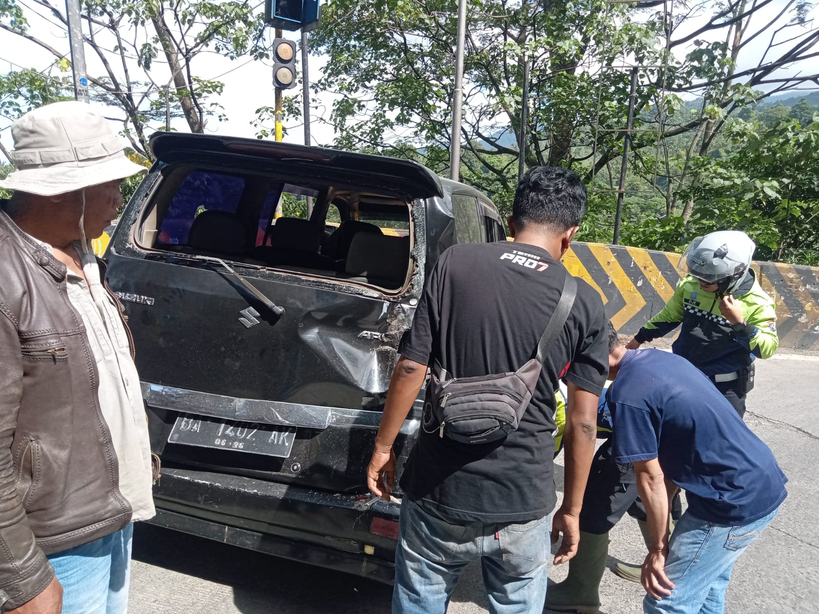 Kecelakaan akibat rem blong libatkan Toyota Hiace dan Suzuki APV di Panorama I, Sitinjaulauik, Kota Padang, Sabtu (7/2/2026).