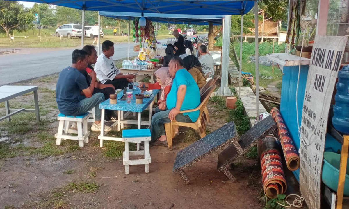 Kawasan Batang Agam di Kota Payakumbuh menghidupkan kembali penjualan kawa, minuman tradisional khas daerah, seiring ramainya ruang publik sungai yang tertata.