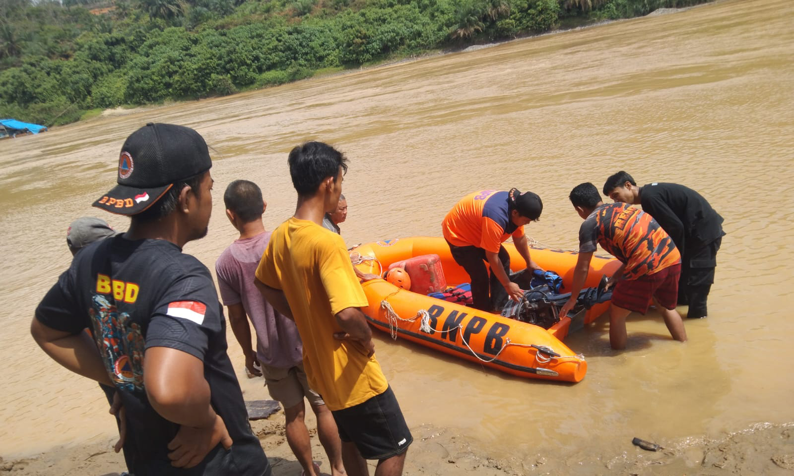 Tim BPBD bersama masyarakat setempat kemudian melakukan pencarian dan penyelaman di titik korban diduga tenggelam, menyusuri aliran sungai secara bertahap.