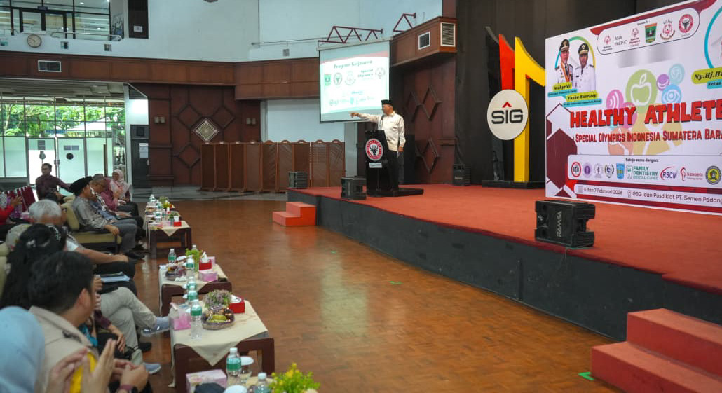 Gubernur Sumbar Mahyeldi Ansharullah membuka kegiatan Healthy Athletes SOIna Sumbar 2026 di Gedung Serba Guna PT Semen Padang, Jumat (6/2/2026).