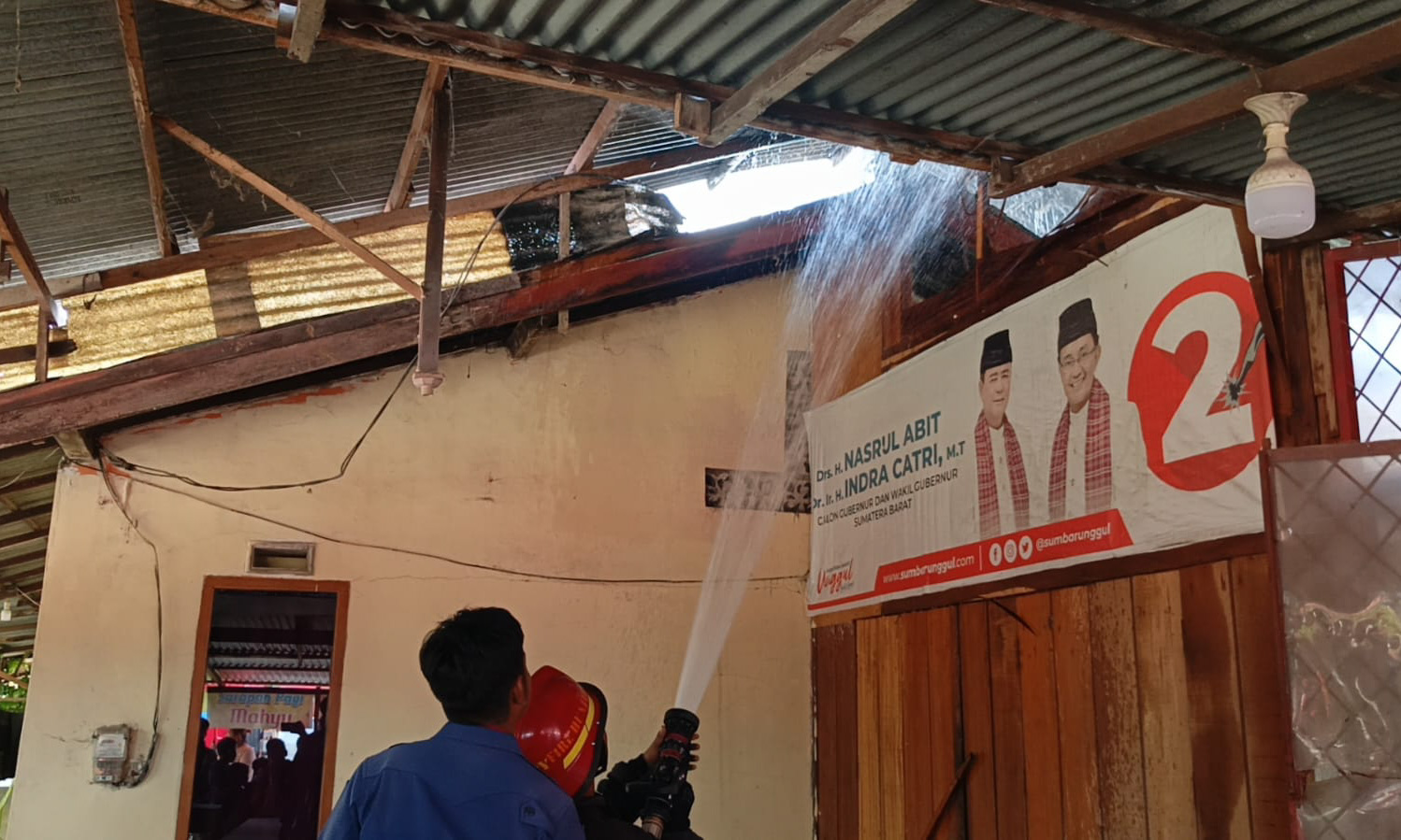 Petugas Dinas Pemadam Kebakaran Kota Padang memadamkan api yang membakar rumah dan warung di Jalan Kuranji, Kecamatan Kuranji, Sabtu siang.