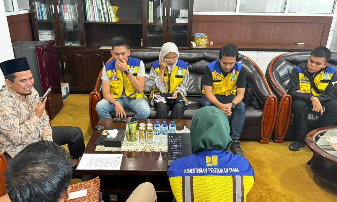 Wakil Bupati Solok, Candra, melakukan koordinasi langsung melalui sambungan telepon dengan Kepala Satker Prasarana Strategis Kementerian PUPR, Al Jihad.