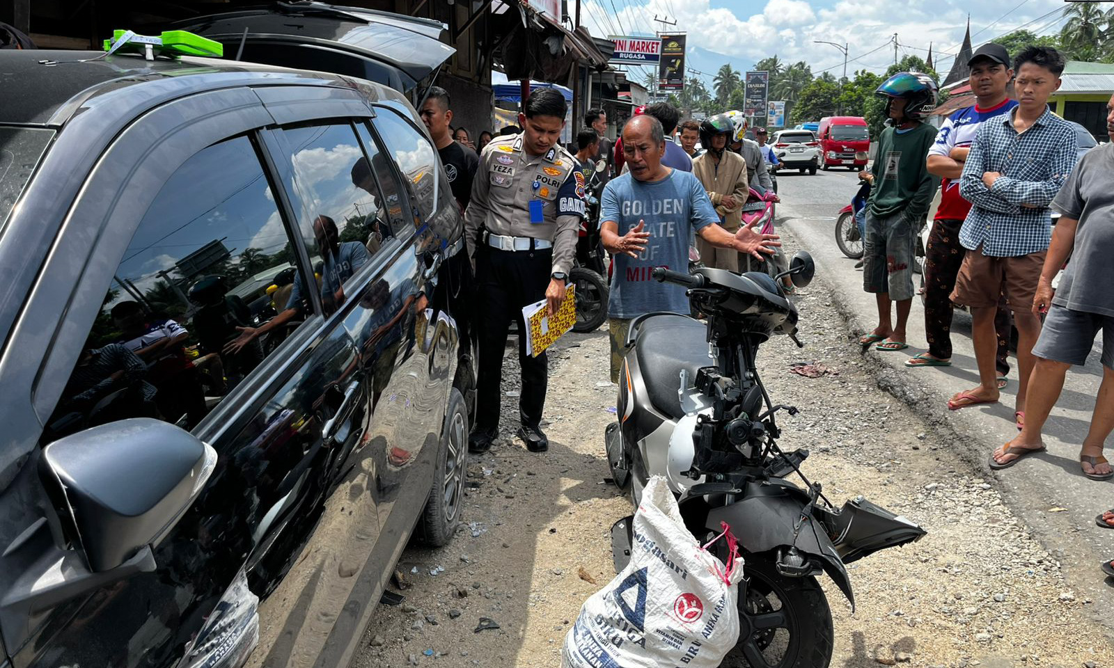 Petugas Satlantas Polres Solok melakukan olah TKP kecelakaan maut yang melibatkan mobil dan dua sepeda motor di Jalan Solok&ndash;Padang, Sabtu (7/2/2026).