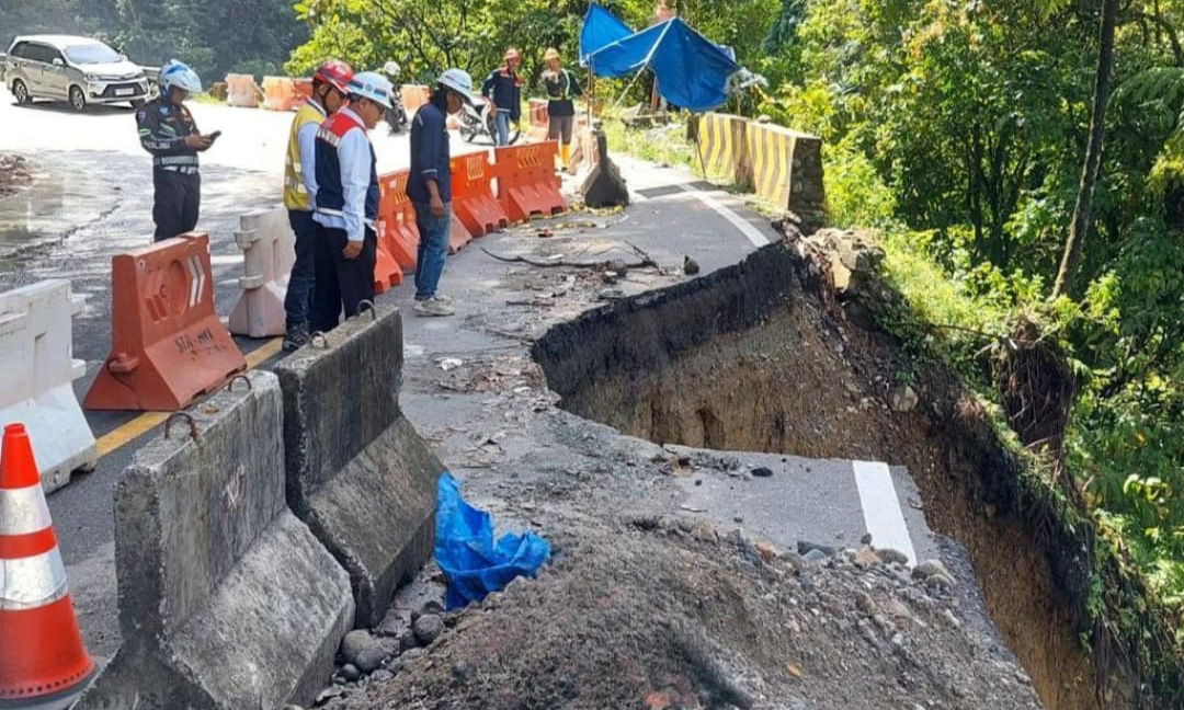 Arus lalu lintas di kawasan Lembah Anai, Sumatera Barat, Sabtu (7/2/2026), mengalami gangguan akibat badan jalan terban di KM 66.700.