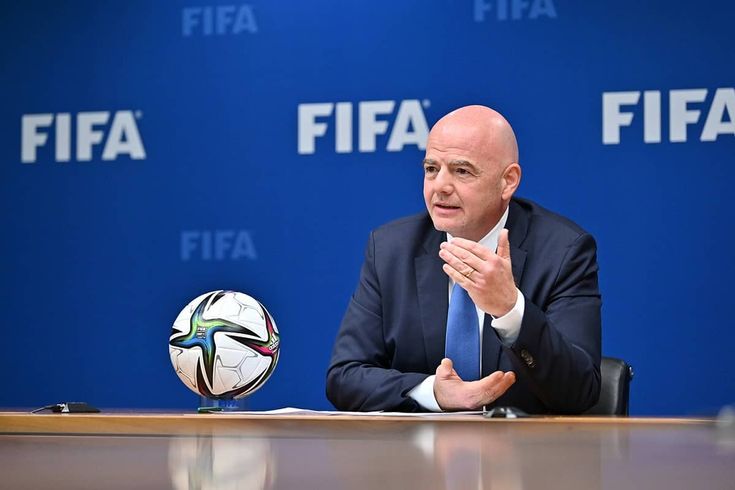 Gianni Infantino desak larangan Rusia dicabut, nilai sanksi olahraga tak efektif dan hambat atlet muda, FIFA pertimbangkan perubahan aturan global. (Pinterest)