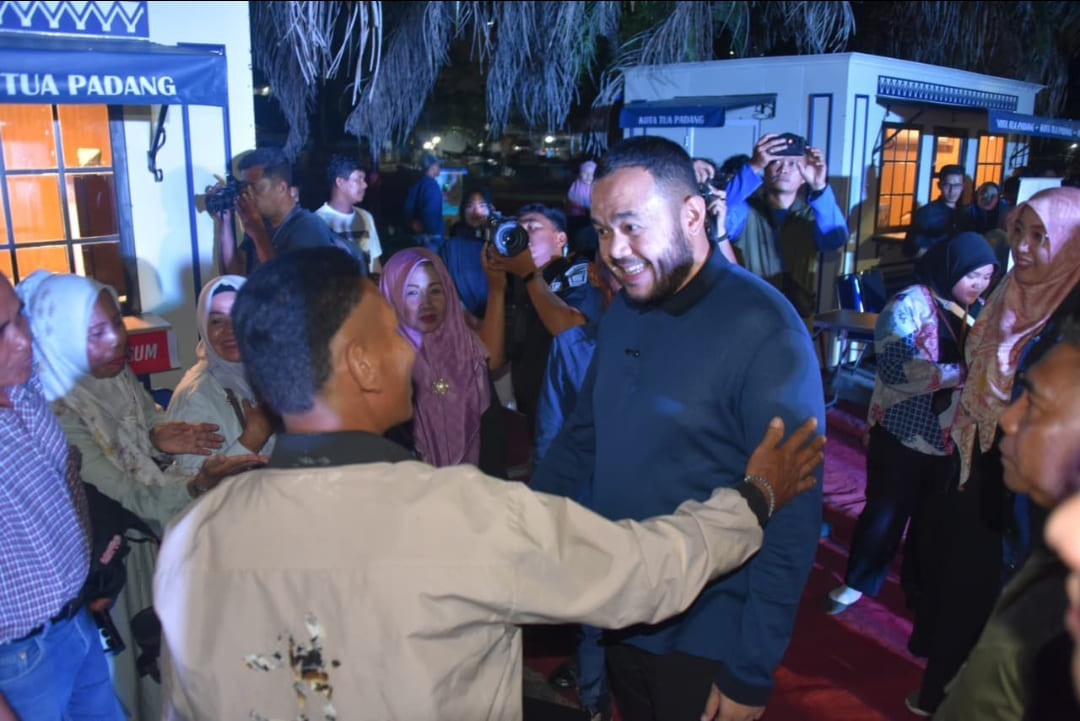 Wali Kota Padang Fadly Amran hadiri Nongkrong Kreatif di Kota Tua dan resmikan booth kuliner baru untuk majukan pariwisata.(Foto: Prokopim Pemko)
