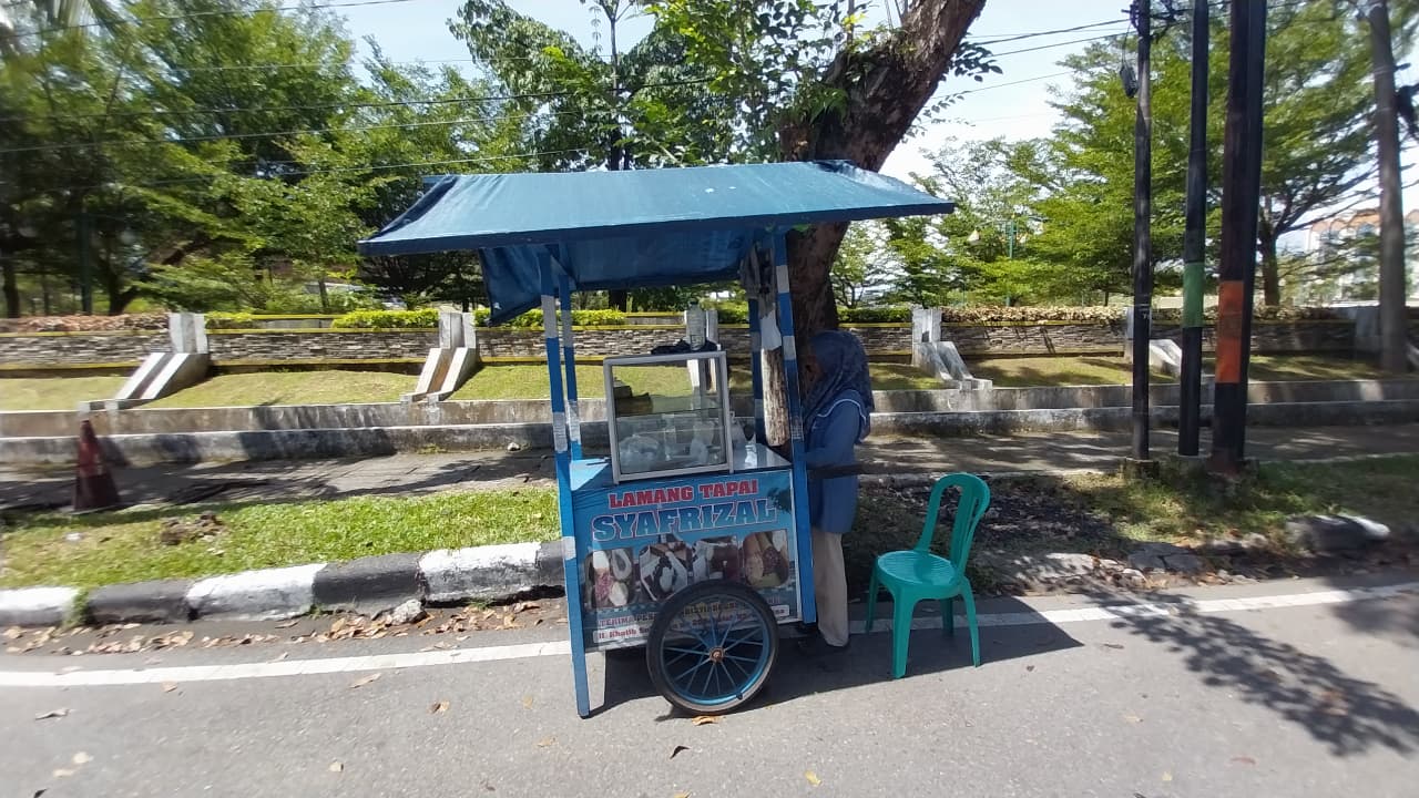 Salah seorang pedagang lamang tapai di kawasan Masjid Raya Syekh Ahmad Khatib Al-Minangkabawi Sumatera Barat, Kota Padang, Minggu (8/2/2026).