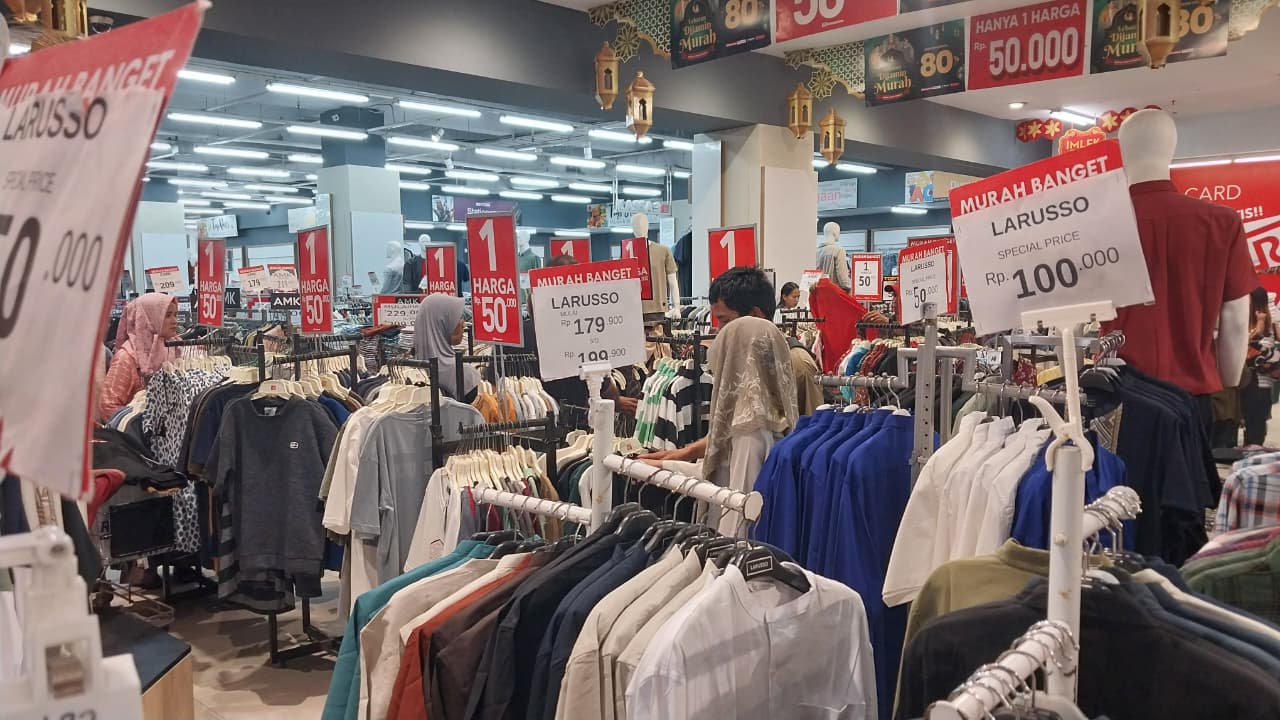 Menjelang bulan suci Ramadan, Ramayana Plaza Andalas mulai dipadati ribuan pengunjung sejak akhir pekan, Sabtu (7/2) hingga Minggu (8/2/2026).