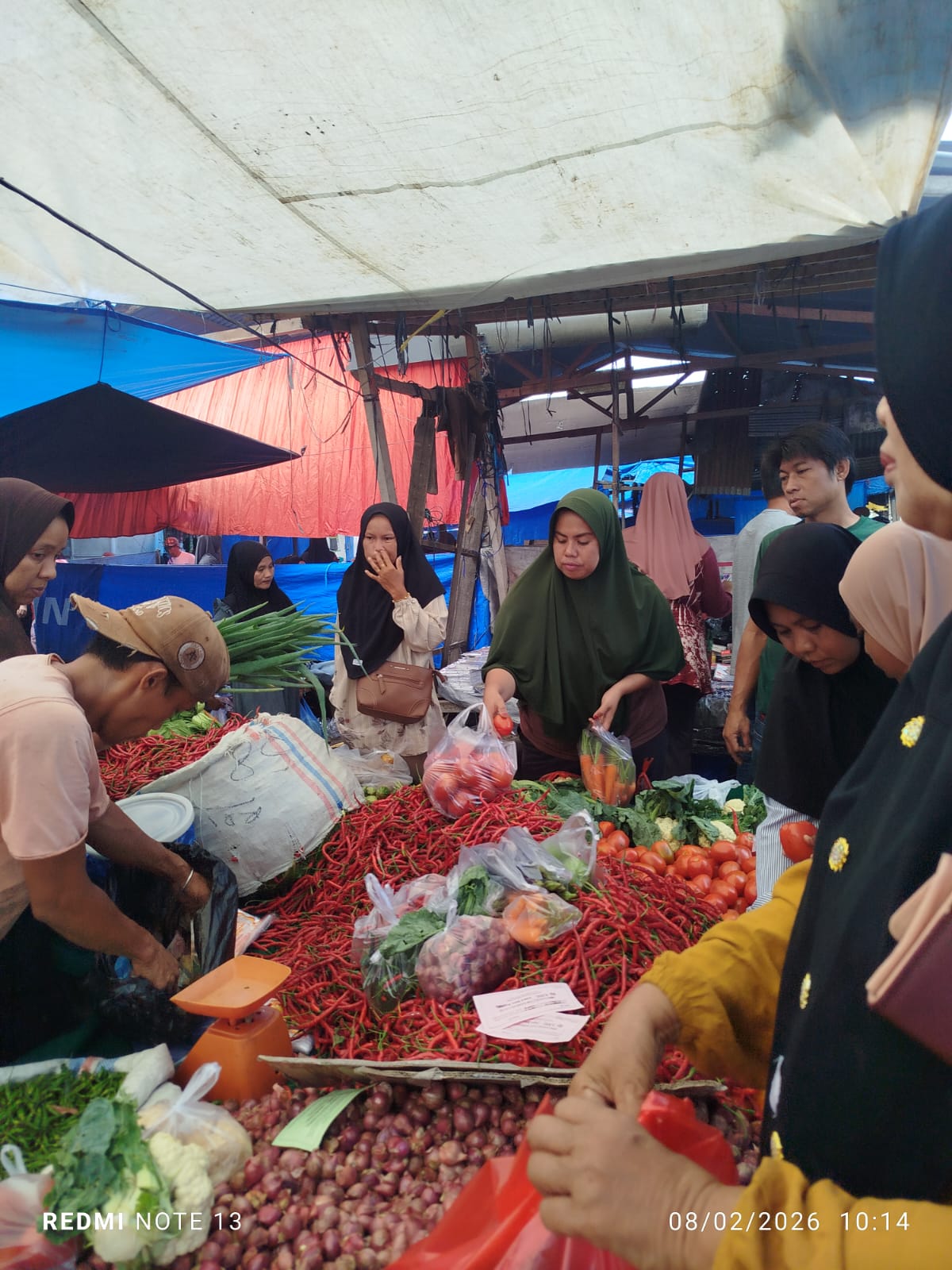 Aktivitas jual beli Pasar Baru Pulau Punjung, Dharmasraya.