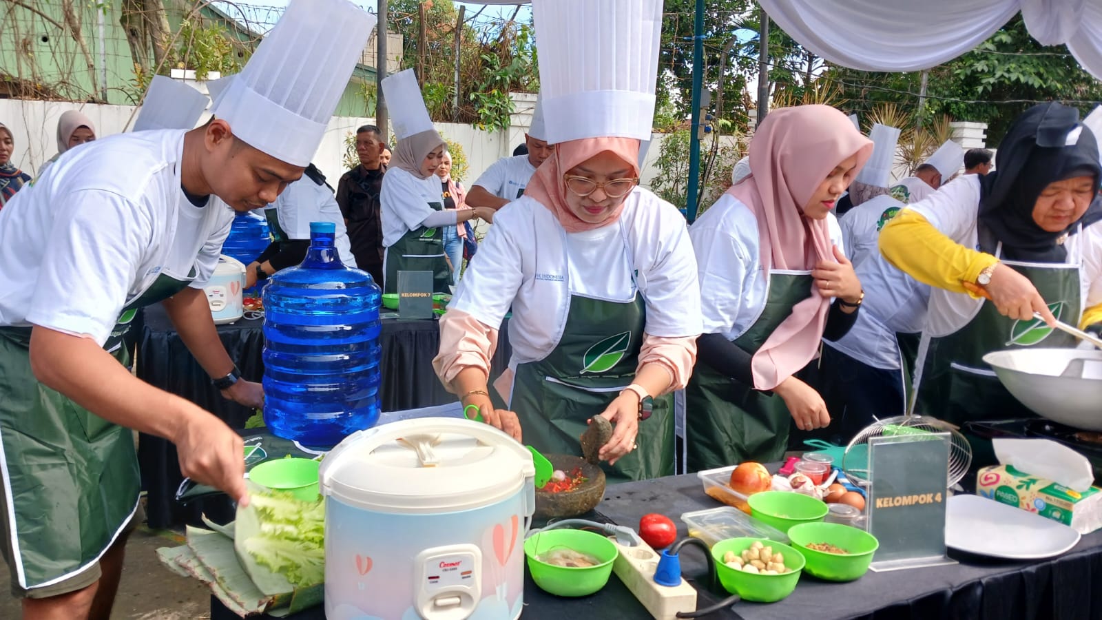 Peserta lomba nasi goreng beras pulen yang digelar BI Sumbar di pelataran parkir BI Sumbar Minggu (8/2) sedang mempersiapkan bahan pembuat nasi goreng.