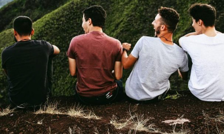 Ilustrasi empat sahabat menggambarkan candaan sarkas sebagai bentuk kedekatan dan kepercayaan emosional. (pinterest)