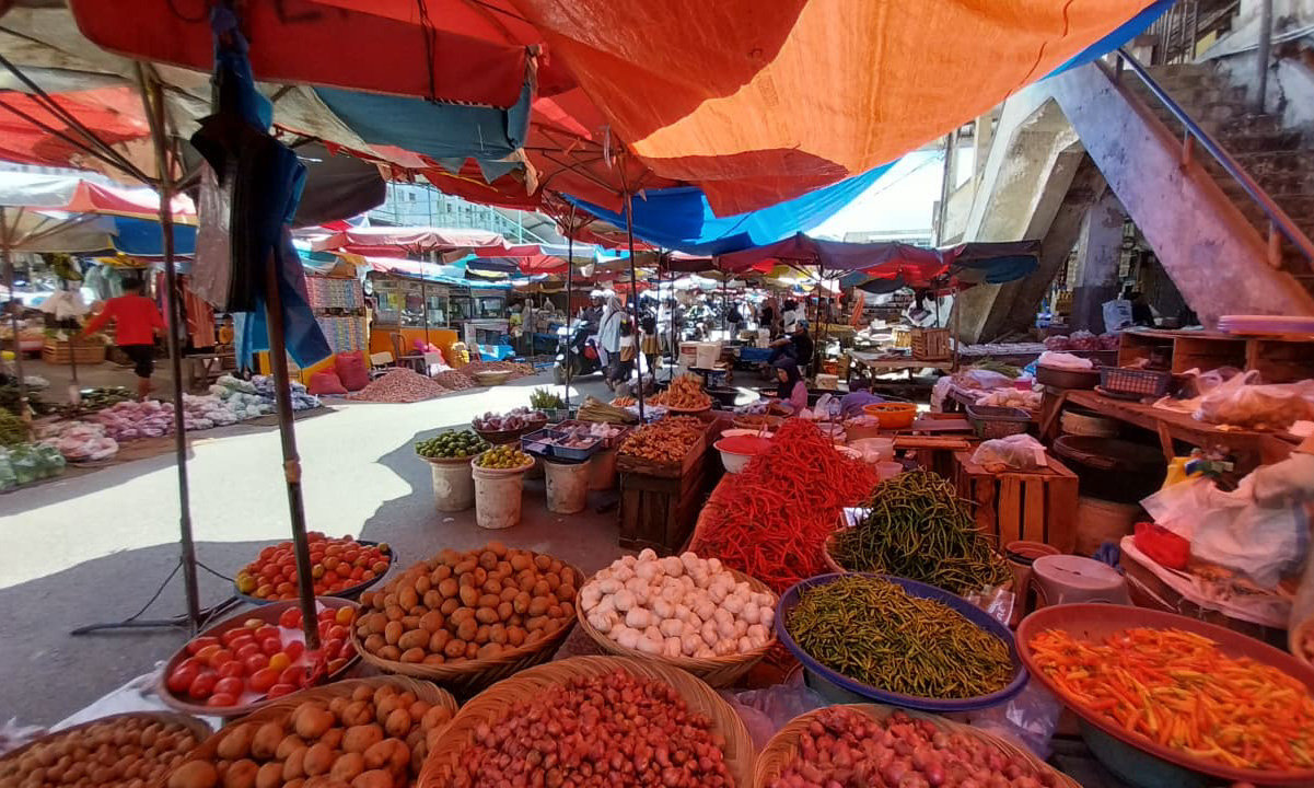 Suasana di Pasar Raya Padang terpantau normal tanpa lonjakan pengunjung menjelang Ramadhan 1447 H, Minggu (8/2/2026). (Foto: Mengki Kurniawan/Padeks)