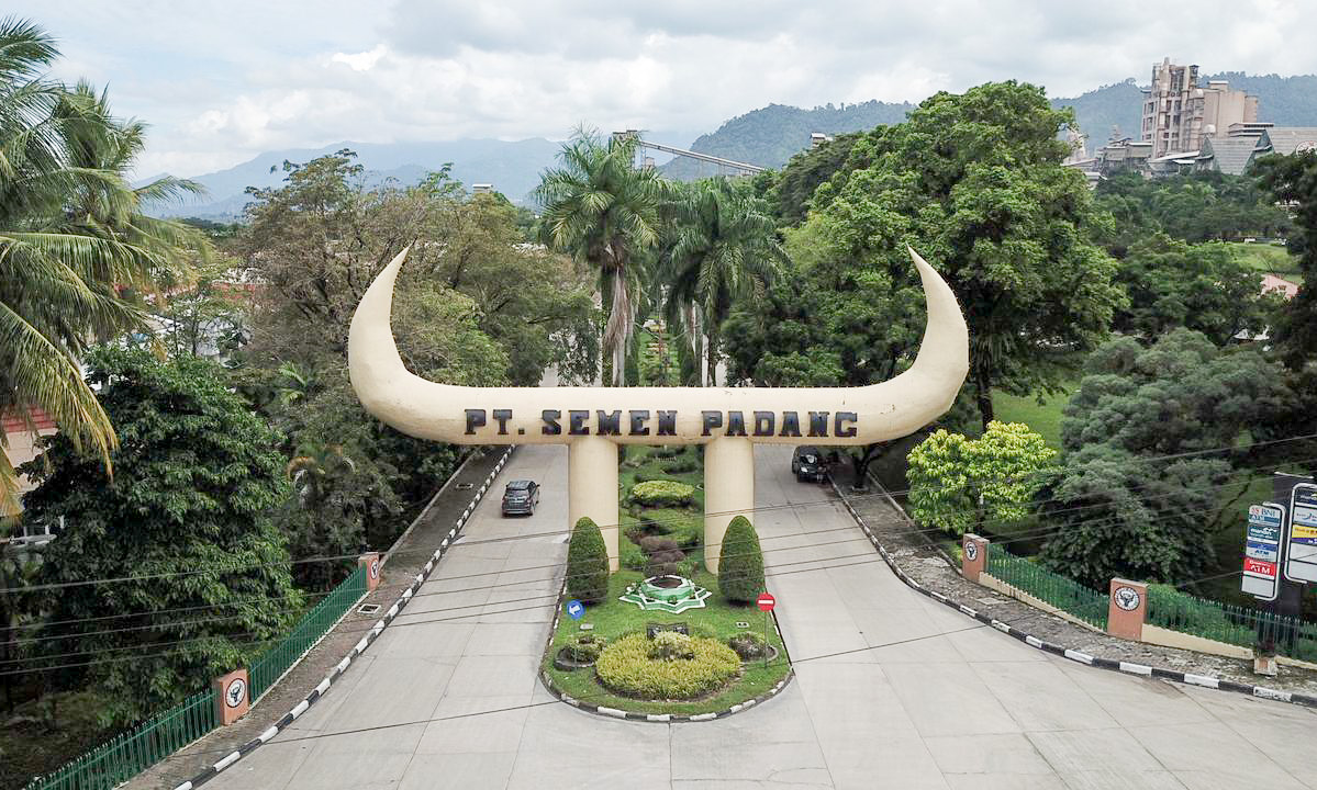 Gerbang PT Semen Padang. Pabrik semen tertua di Asia Tenggara ini berada di Kelurahan Indarung, Kecamatan Lubukkilangan, Kota Padang, Sumatera Barat. (dok)