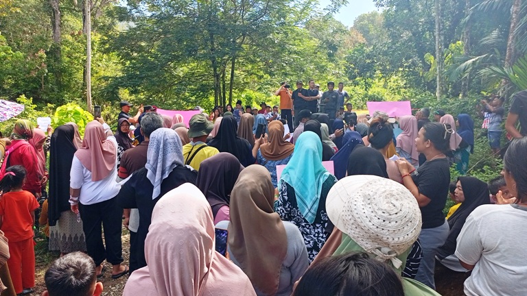 KHAWATIR RUSAK LINGKUNGAN: Masyarakat melakukan aksi menolak keberadaan tambang galian C di Korong Koto, Nagari Kasang, Kecamatan Batanganai, Kabupaten Padangpariaman, Minggu (8/2).