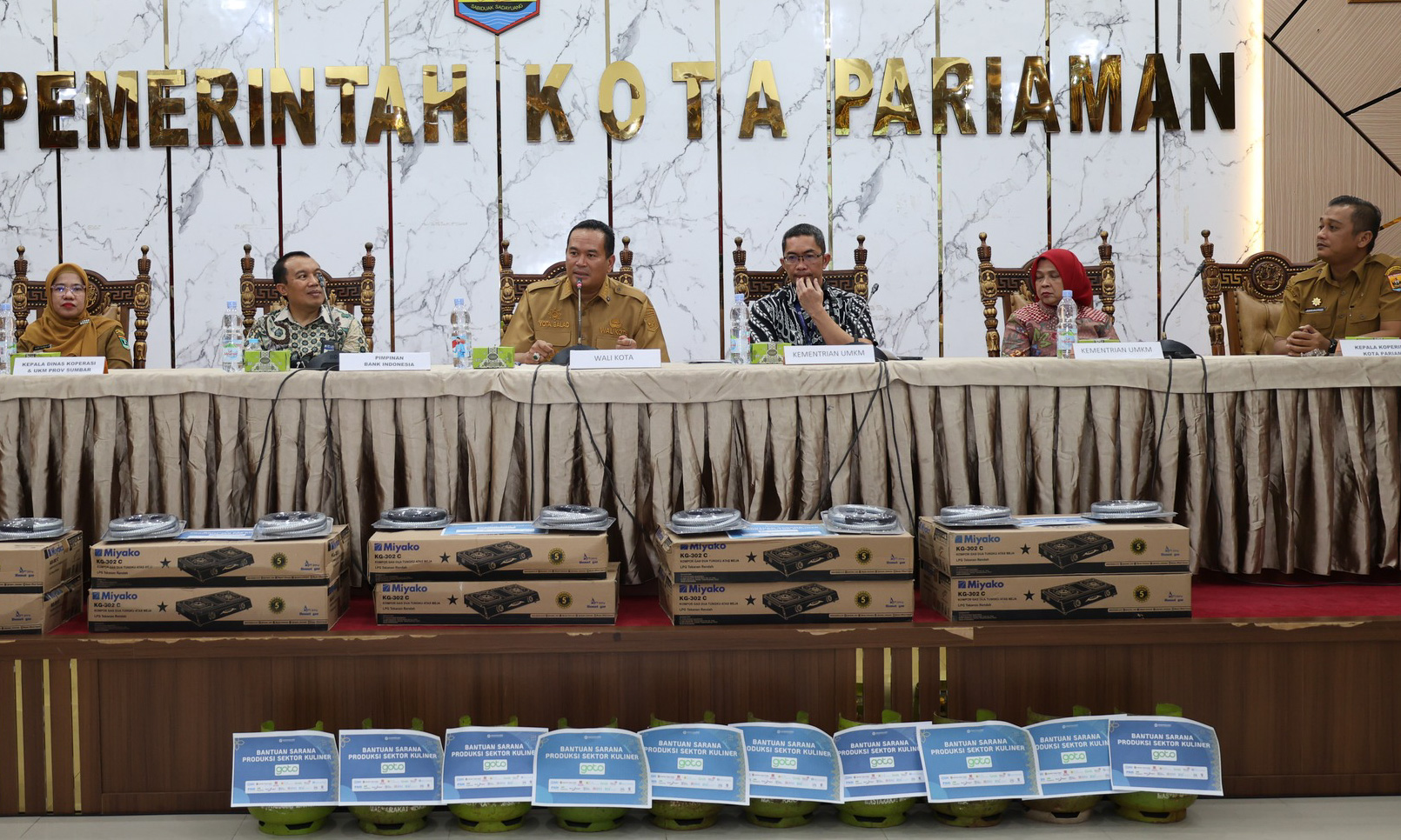 100 UMKM terdampak banjir di Kota Pariaman menerima bantuan kompor gas dan trauma healing hasil kolaborasi Pemkot Pariaman, BI, KemenUMKM RI hari ini Senin.