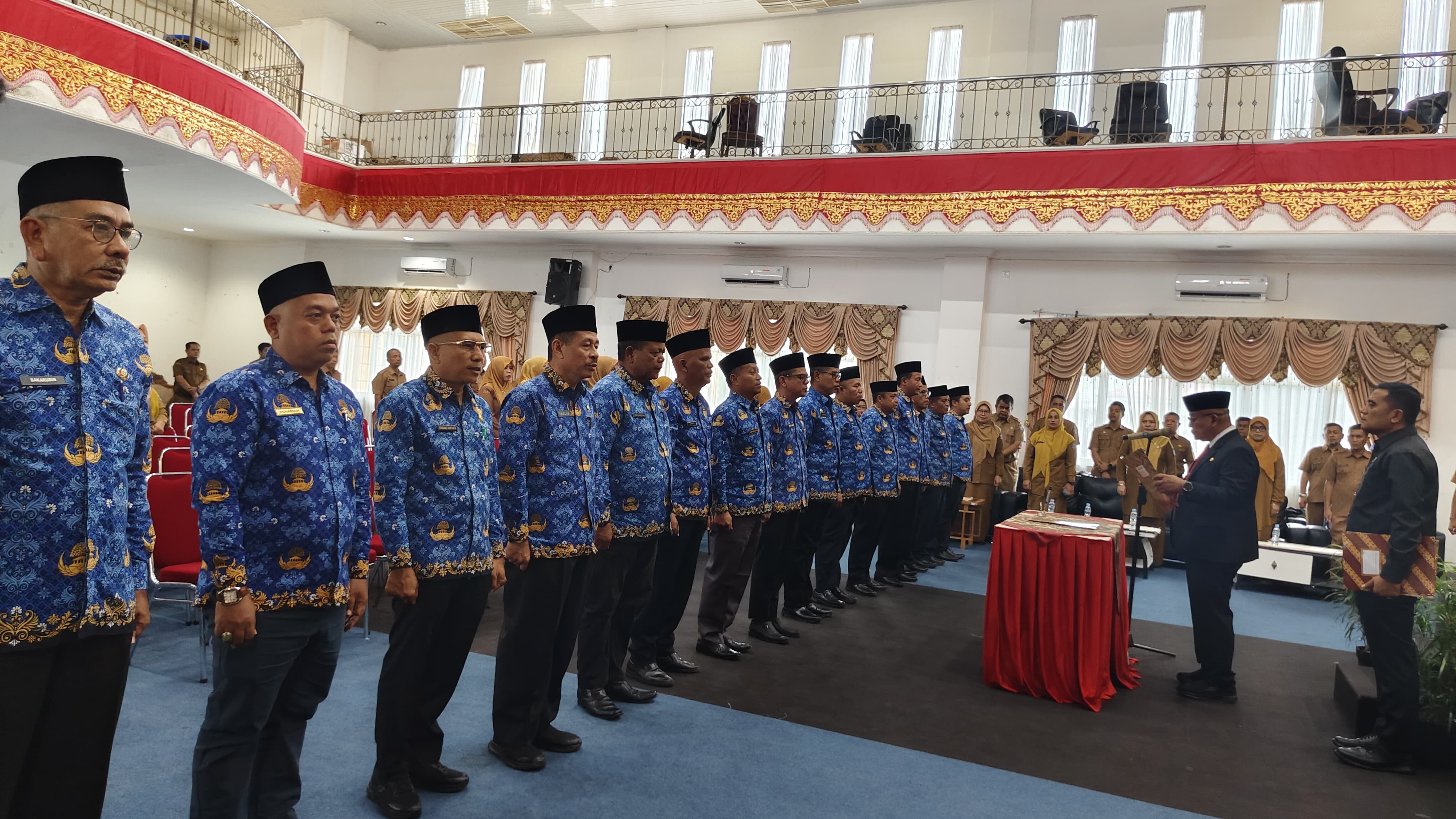 Bupati Pasbar Yulianto melantik 15 Pejabat Pimpinan Tinggi Pratama di Aula Kantor Bupati, Senin (9/2).