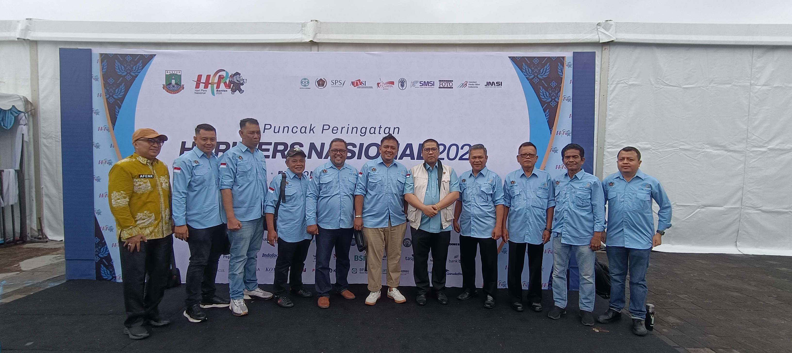 Wali Kota Padangpanjang Hendri Arnis bersama PWI Padangpanjang di arena HPN.