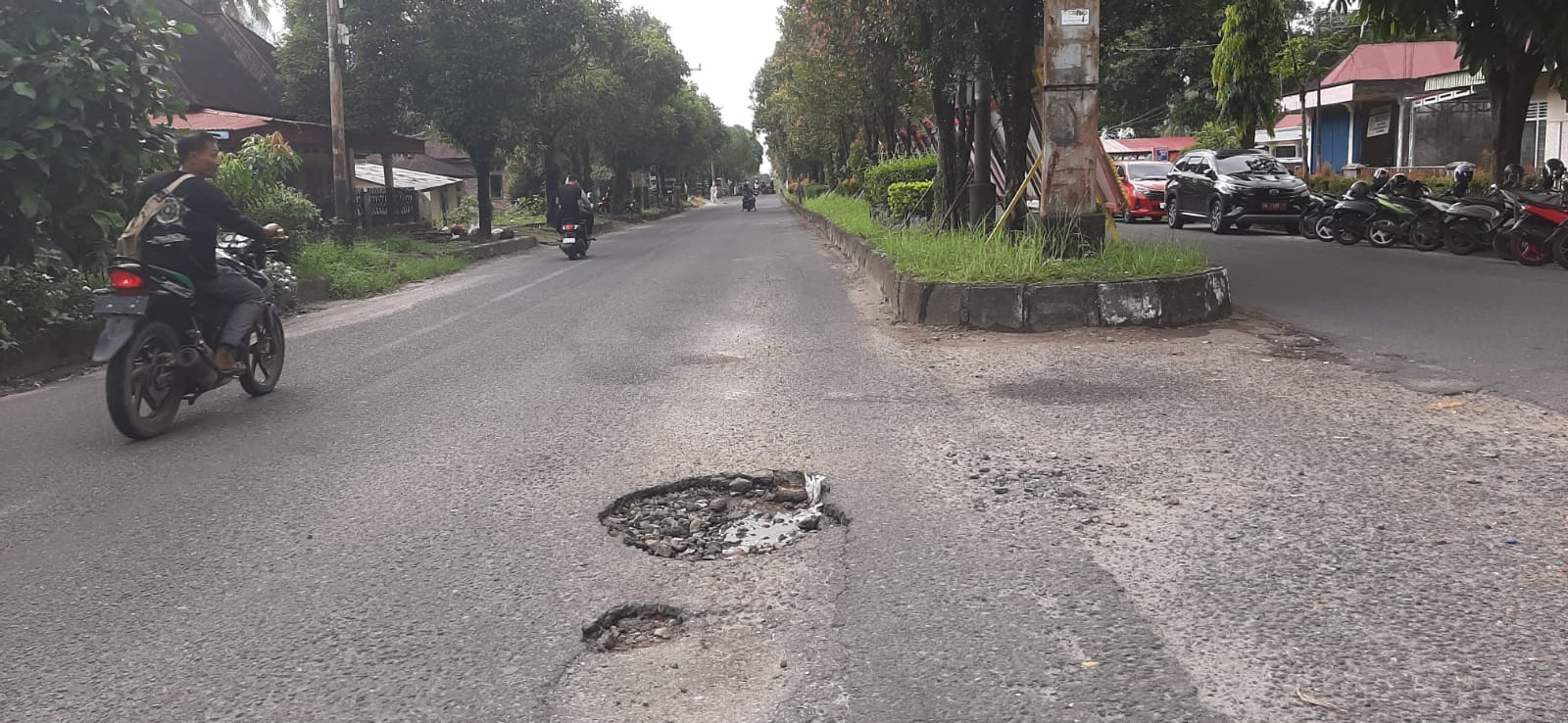 Kondisi jalan berlubang di ruas Manggopoh&ndash;Padanglua, tepatnya di jalur dua Lubukbasung, yang sangat membahayakan pengguna jalan,