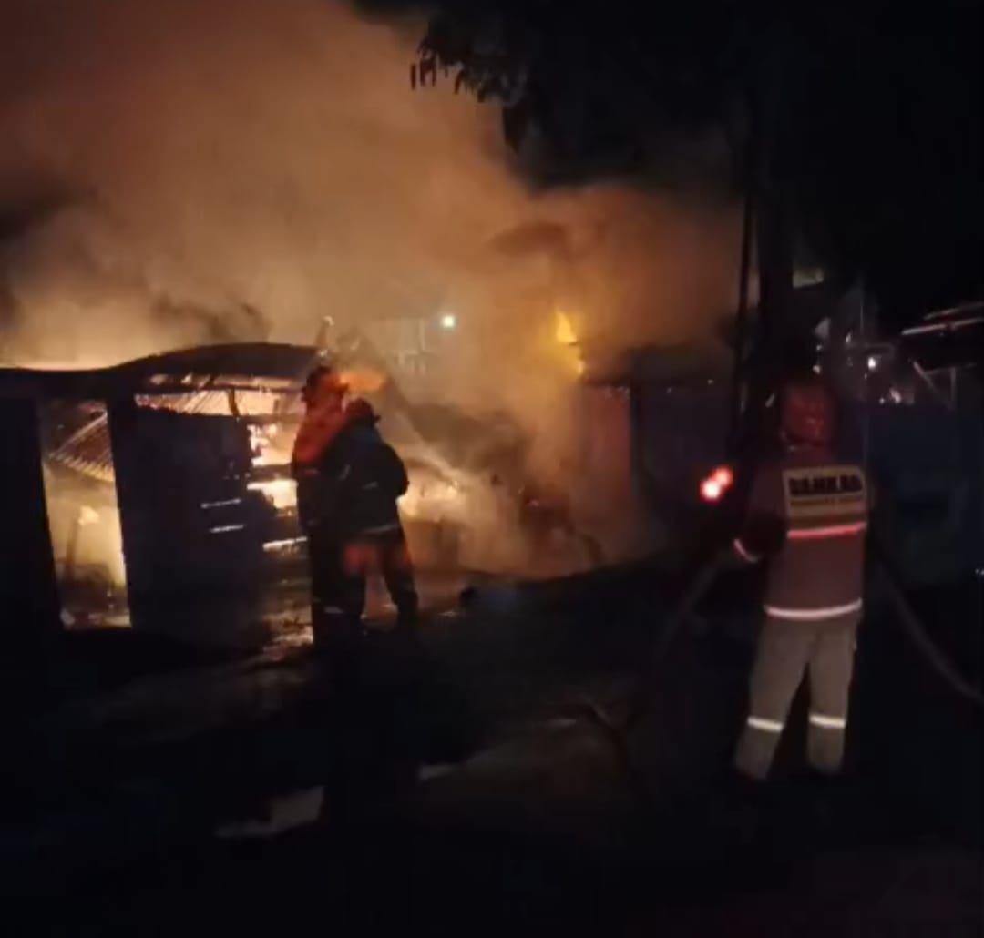 Kebakaran hanguskan 3 petak bangunan warung nasi di depan RSUD Arosuka, Kabupaten Solok, Senin (9/2/2026) dini hari.