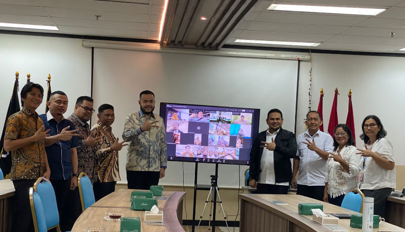 Wali Kota Padang Fadly Amran menandatangani adendum PMK3I subsektor kuliner menuju Kota Gastronomi Dunia bersama Kementerian Ekraf di Gedung Film Pesona Indonesia.(Foto: Prokopim Pemko)