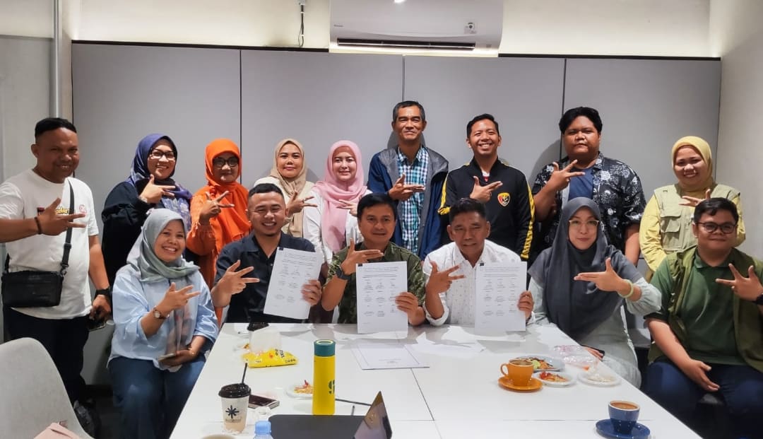 Penandatanganan Adendum PMK3I di Menza Barber & Coffee tandai langkah strategis Padang menuju kota gastronomi UNESCO 2027.(Foto: Randi/ Padek)