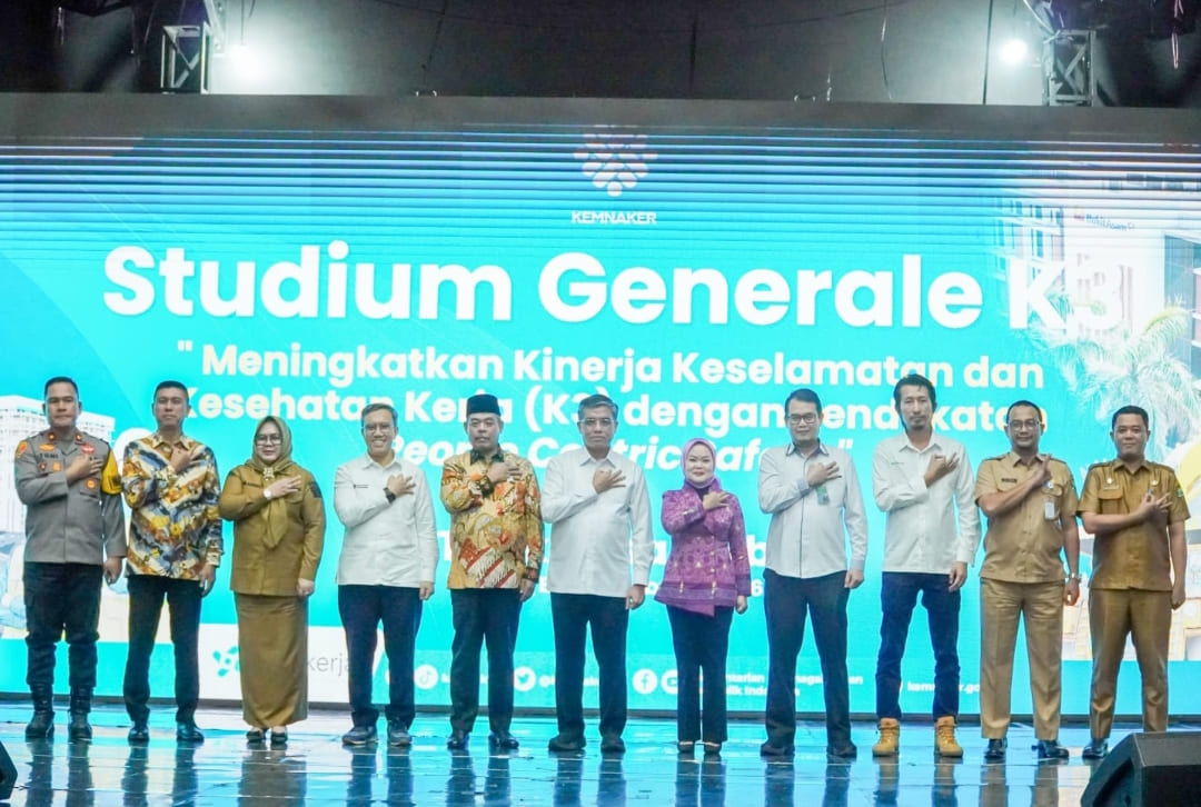 Menaker RI Yassierli bersama manajemen PT Bukit Asam Tbk dan stakeholder saat kunjungan kerja ke Kantor Pusat PTBA di Tanjung Enim meninjau penerapan K3 dan pengelolaan SDM.(Foto: Corcom)