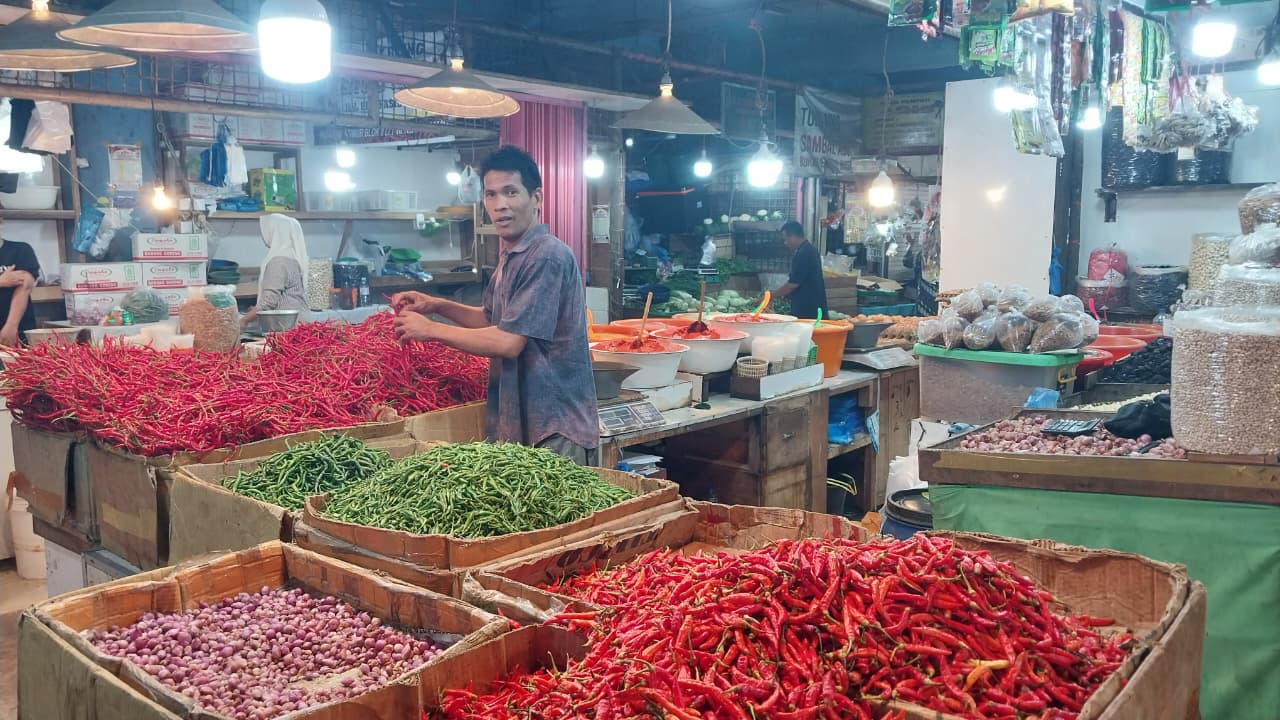 Salah seorang pedagang cabai merah di Pasar Raya Padang, Senin (9/2/2026).