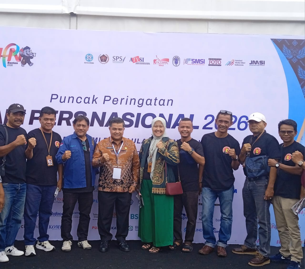 Bupati Agam Benni Warlis bersama rekan-rekan jurnalis yang bertugas di Agam saat puncak perayaan HPN 2026 di Serang, Banten, Senin (9/2).