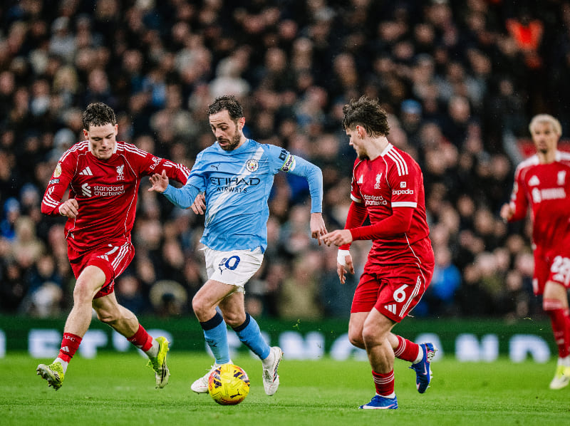 Bernardo Silva menguasai bola pada laga Liverpool vs Manchester City di Stadion Anfield, Liga Inggris, 8 Februari 2026. (Foto: X/ @mancity)