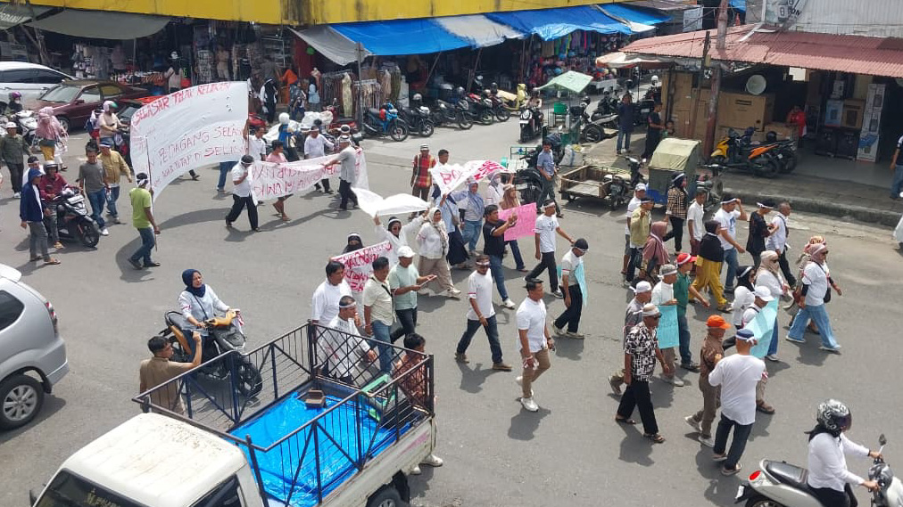 Pedagang selasar Pasar Raya Padang menggelar aksi demonstrasi menolak relokasi ke gedung Fase VII di Kota Padang, Senin (9/2/2026). (Foto: Mengki Kurniawan/Padeks)
