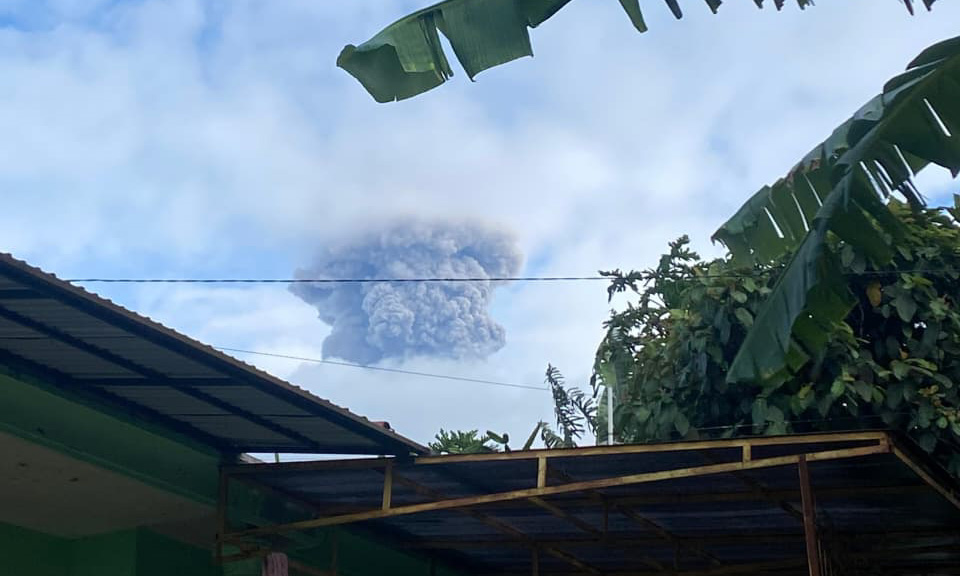 Gunung Marapi erupsi Senin sore pukul 17.00 WIB. PVMBG menetapkan status Level II Waspada dan melarang aktivitas radius 3 km.