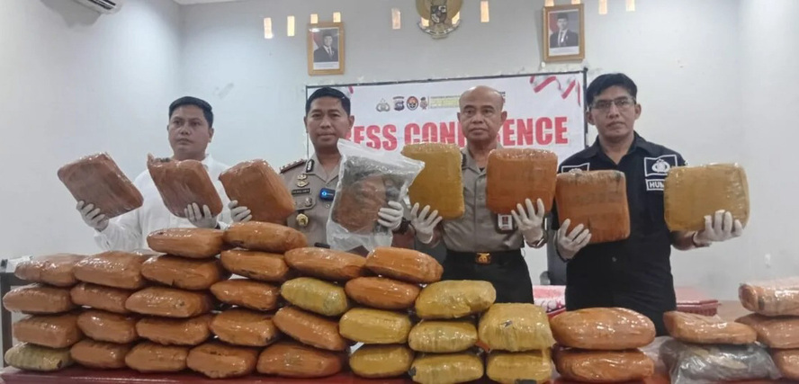 Polres Padangpariaman ungkap 43 kg ganja di Batang Anai, satu tersangka ditangkap. Barang dari Mandailingnatal diamankan polisi, Senin (9/2/2026).