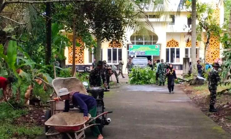 Personel TNI dan anggota Pramuka membersihkan Masjid Baiturrahim, Desa Talago Sariak, Minggu (8/2/2026).
