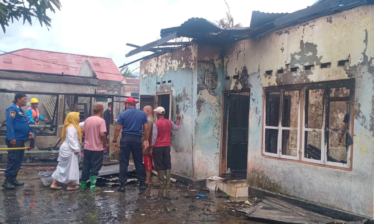 Kebakaran melanda rumah dan kedai warga di Lubuk Basung Agam, Senin siang, tanpa korban jiwa, kerugian ditaksir lebih Rp500 juta material besar.