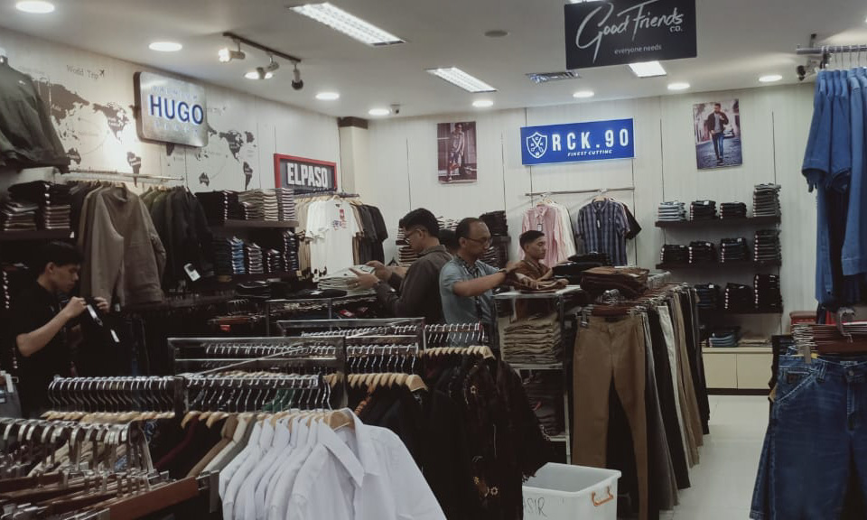 Warga Payakumbuh padati Mulia Department Store. Pembeli makin selektif memilih busana nyaman dan awet untuk ibadah selama Ramadhan 2026. (foto: Irfan/Padeks)