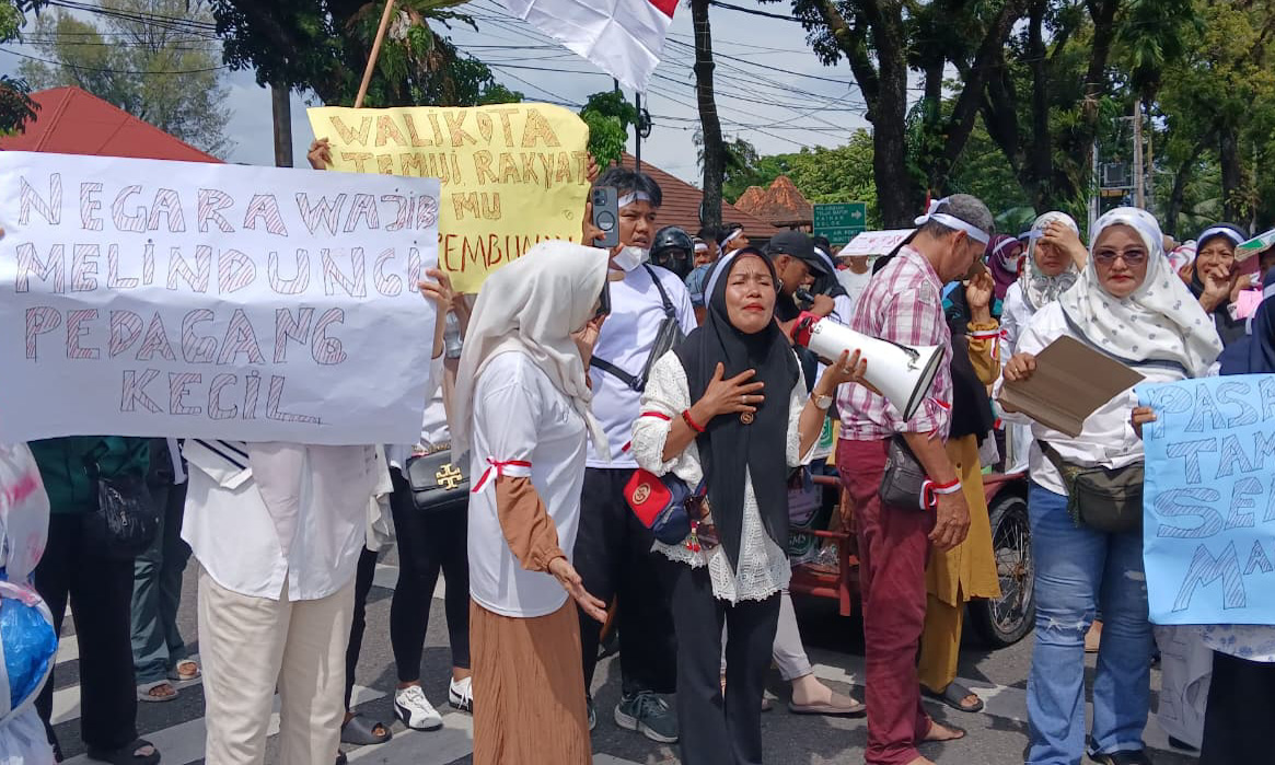 Pedagang Pasar Raya Padang lakukan aksi di depan rumah dinas Wali Kota Padang, Senin (9/2/2026). (foto: Suyudi/padeks)