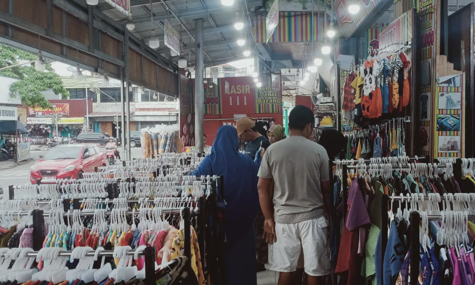 Pusat thrifting Rp35 ribu di Kota Payakumbuh didatangi warga, Senin (9/2/2026). (foto: Irfan/Padeks)