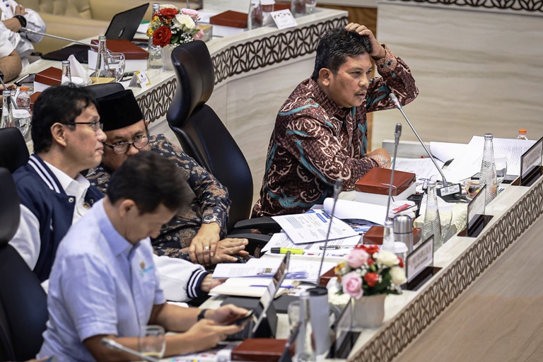 BAHAS LAYANAN KESEHATAN: Dirut BPJS Kesehatan Ali Ghufron Mukti bersama Menkes Budi Gunadi Sadikin, Menkeu Purbaya Yudhi Sadewa mengikuti rapat konsultasi dengan pimpinan DPR di Kompleks Parlemen.