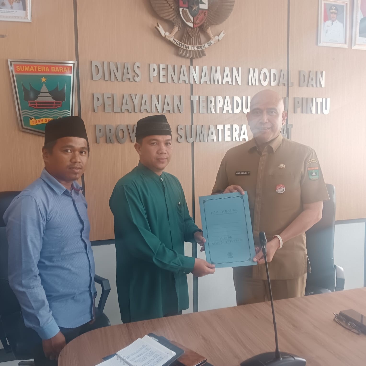 PENUH HARAPAN: Ketua KAN Kasang Bayu Permana Dt Tan Marajo menyerahkan permohonan untuk menurunkan tim ke lapangan kepada Kepala DPMPTSP Sumbar, Luhur Budianda di Kantor DPMPTSP Sumbar, Senin (9/2).