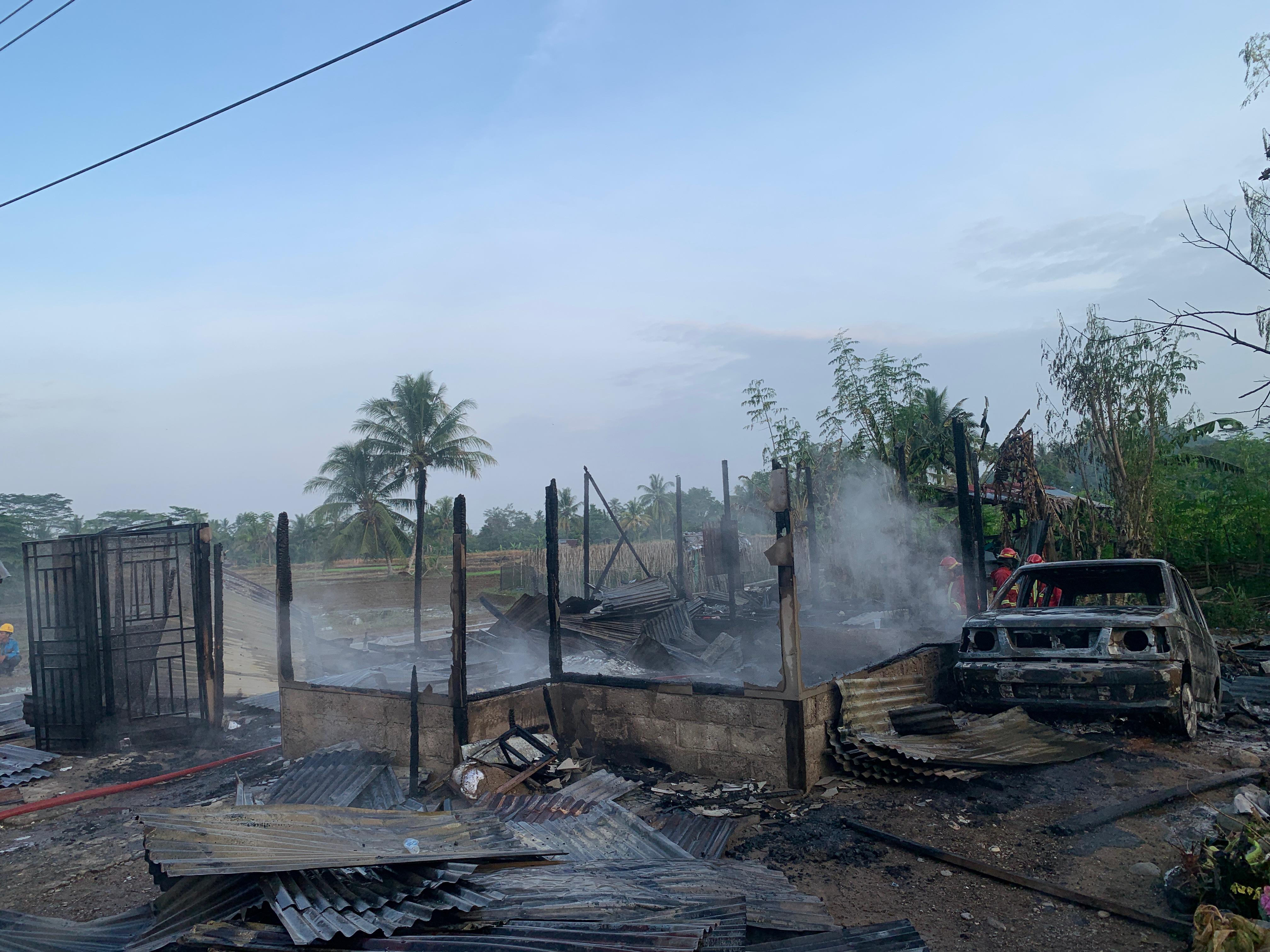 Kebakaran di Lubukkilangan Padang hanguskan rumah, warung, dan mobil, satu warga luka bakar. Damkar kerahkan 7 armada, kerugian Rp500 juta.