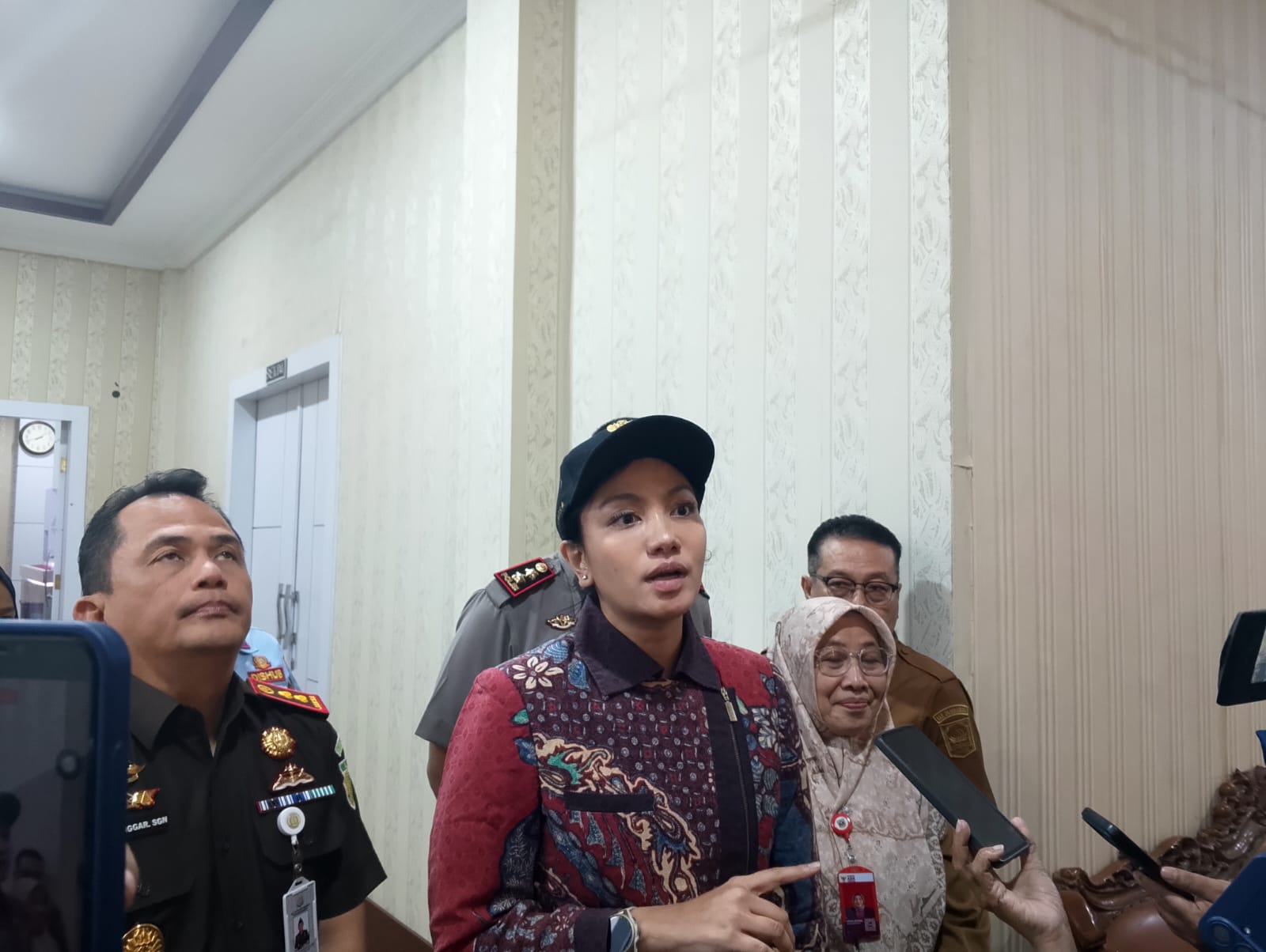 Bupati Dharmasraya Annisa Suci Ramadhani menyampaikan hasil uji laboratorium terkait kontaminasi bakteri dapur SPPG/MBG saat konferensi pers di Pulau Punjung, Selasa (10/02/2026).