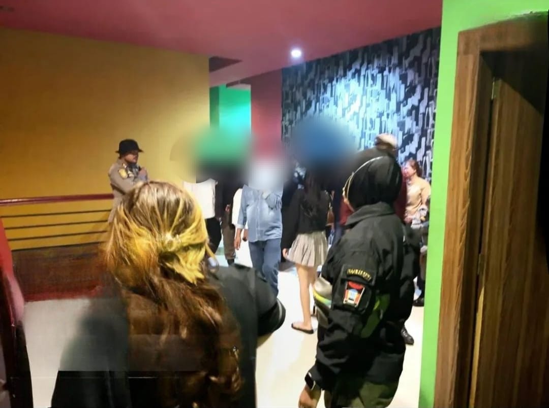 Personel Satpol PP Kota Padang saat mengamankan belasan orang dalam patroli dini hari Selasa (10/2/2026).