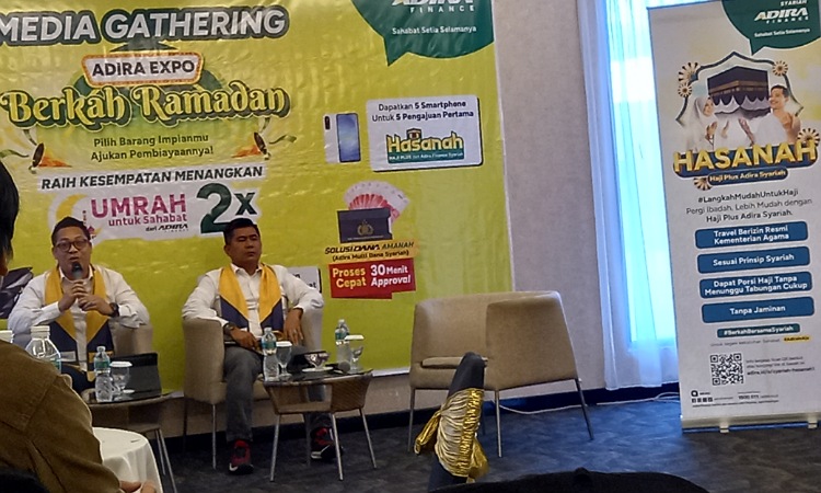 Head of Regional SSD Sumbagteng Adira Finance I Gusti Ngurah Agung Budiyana didampingi Head of Branch SSD Padang Firmansyah, menyampaikan rencana Adira Expo Berkah Ramadhan 2026 saat media gathering.