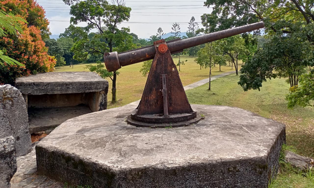 Satu dari dua meriam tua peninggalan Jepang berdiri di tengah kawasan hijau Lapangan Golf PT Semen Padang, Kelurahan Indarung, Kecamatan Lubuk Kilangan, Kota Padang.
