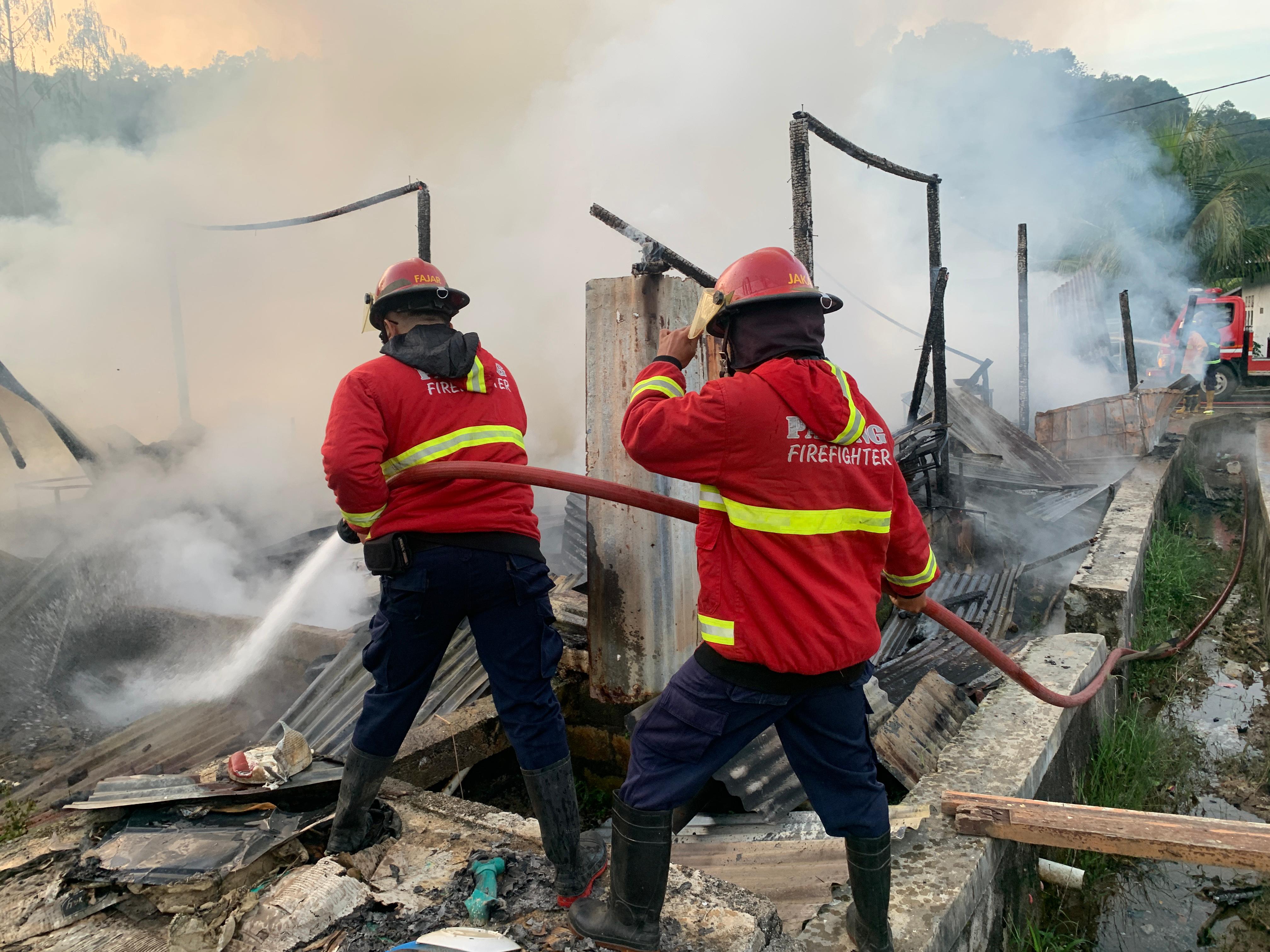 Personel Damkar Kota Padang melakukan pemadaman api yang membakar rumah, warung, dan mobil di Lubuksarik, Kecamatan Lubukkilangan, Kota Padang, Selasa (10/2/2026).