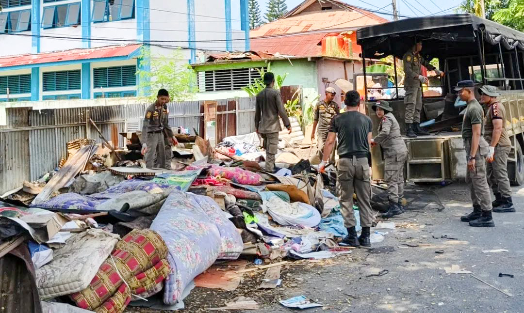Petugas Satpol PP Kota Padang menertibkan bangunan tidak berizin di kawasan sempadan sungai Tepi Bandar Kali, Simpang Haru, Selasa (10/2/2026).