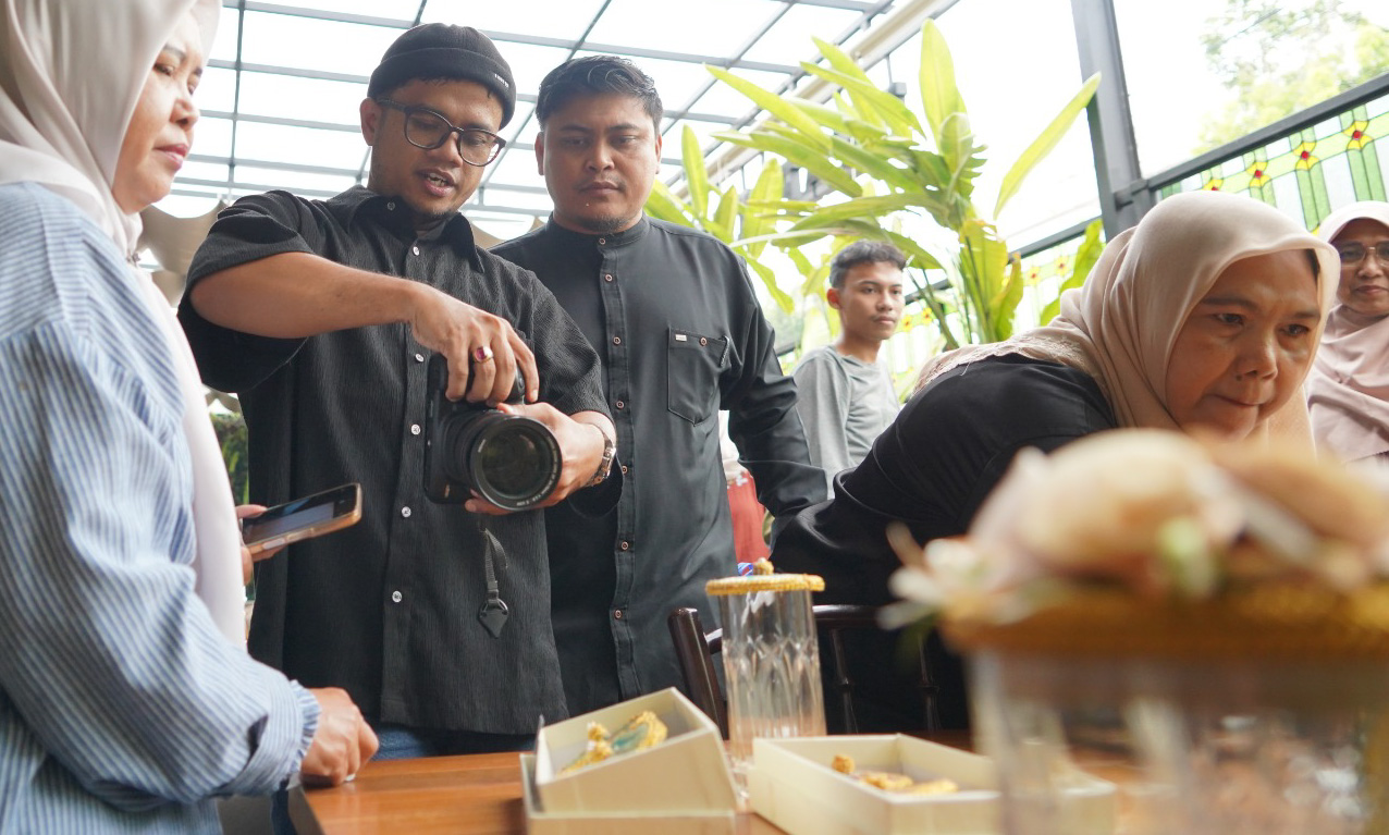 Pelaku UMKM binaan Pertamina Patra Niaga Regional Sumbagut mengikuti pelatihan fotografi produk sebagai upaya meningkatkan kualitas visual promosi usaha.