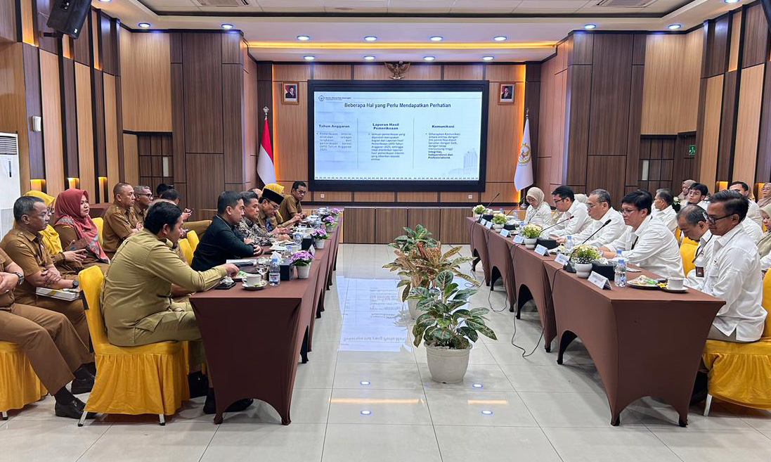 Acara penyerahan Laporan Hasil Pemeriksaan (LHP) Kepatuhan atas Pelaksanaan Belanja Barang dan Jasa serta Belanja Modal TA 2025 oleh BPK RI Perwakilan Sumatera Barat di Padang, Selasa (10/2/2026).