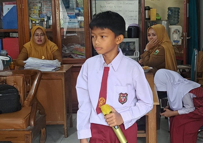 LATIHAN : Salah seorang peserta dari SDN 22 Kotobaru sedang menjalani latihan sebelum tampil di lomba lagu solo tingkat SD dalam rangka Gebyar OSIS Cup IV antar SD se-Kabupaten Solok.